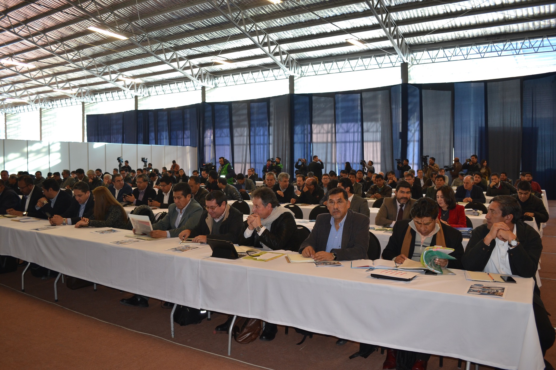 Evo pide a su Gabinete superar la corrupción y el "serruchaje" a sus